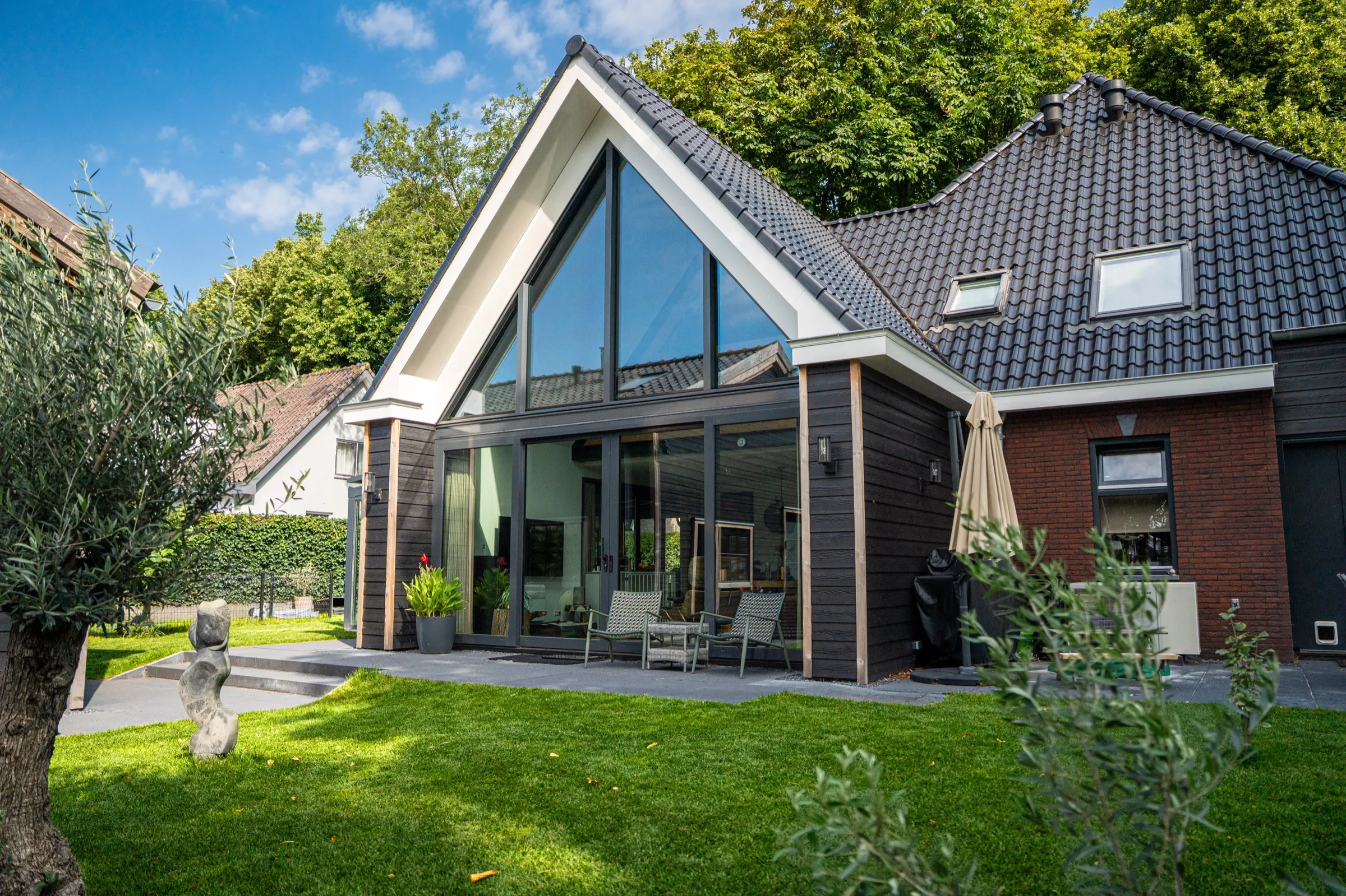 Woning aan de Abdijlaan met een hoge glazen puntgevel aan de tuinzijde