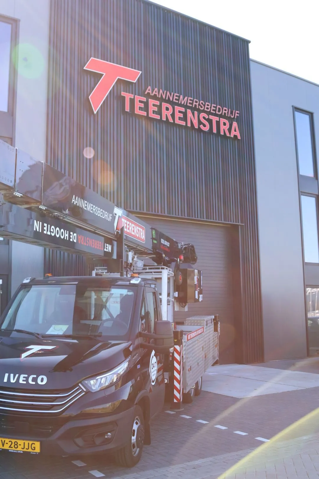 Het pand van Aannemersbedrijf Teerenstra met de kraanwagen ervoor