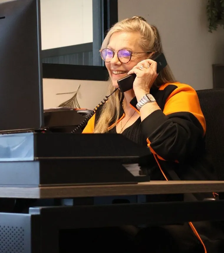 Medewerker van Teerenstra aan de telefoon op kantoor