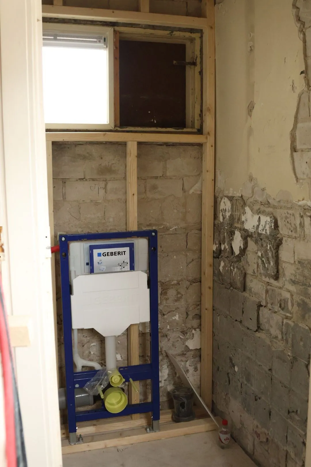Inbouwreservoir voor het toilet in een nieuwe wand