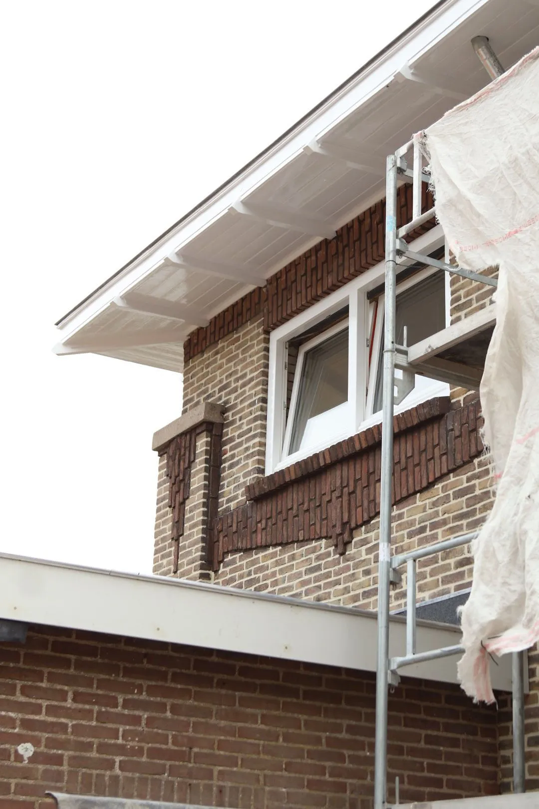 Buitenkant van de woning tijdens de verbouwing