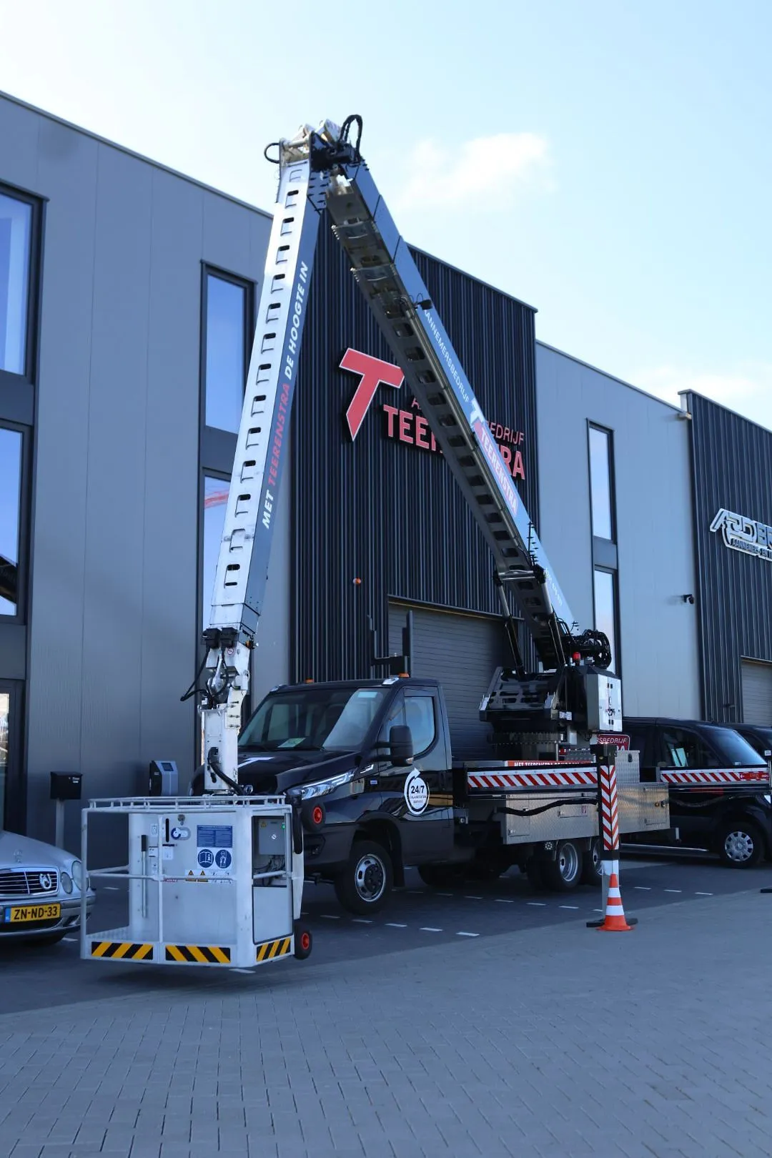 De kraanwagen van Teerenstra met uitgeschoven giek voor het pand in Heiloo
