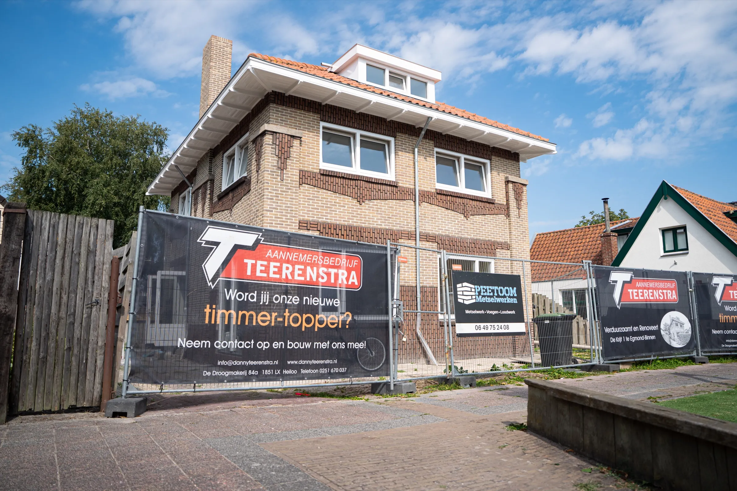 Woning aan De Krijt in renovatie, achter bouwhekken van Teerenstra
